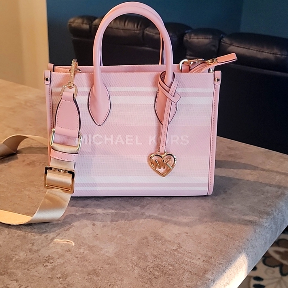 Michael kors shoulder bag never used still has the original tag on it .